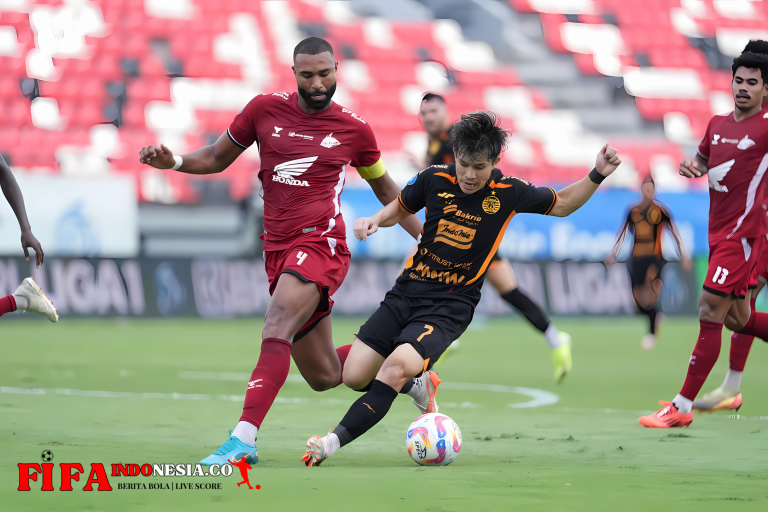 Momen pertandingan sengit antara PSM Makassar dan Persija Jakarta di Liga 1 2025, 23 Februari 2025