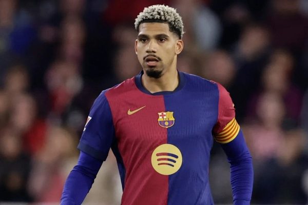 Araujo Menuju Old Trafford? Barcelona Siap Melepas Beknya