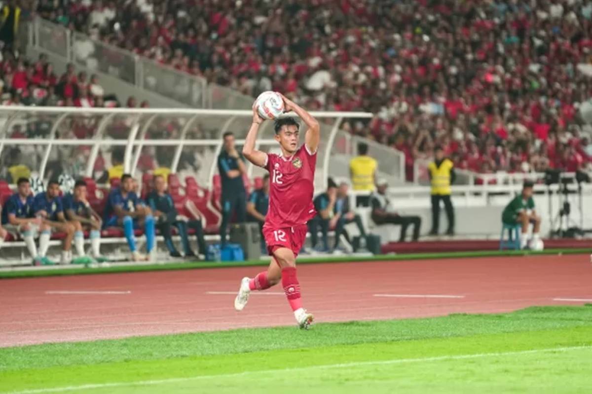 Senjata Lemparan ke Dalam Timnas