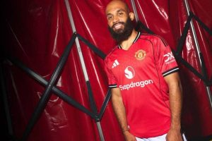 Bryan Mbeumo Sujud Syukur Usai Resmi Gabung United