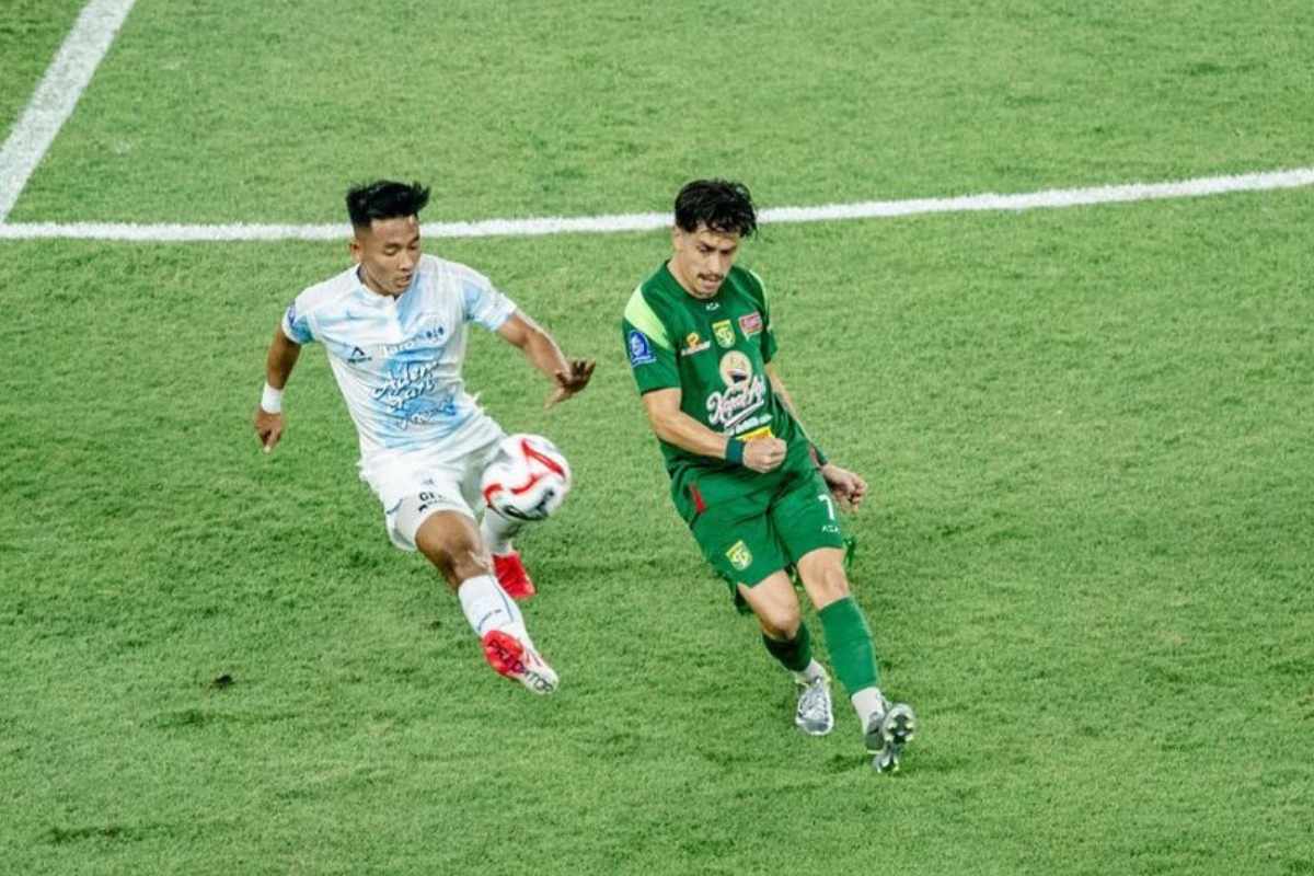 Francisco Rivera Gelandang Penggendong Persebaya Surabaya